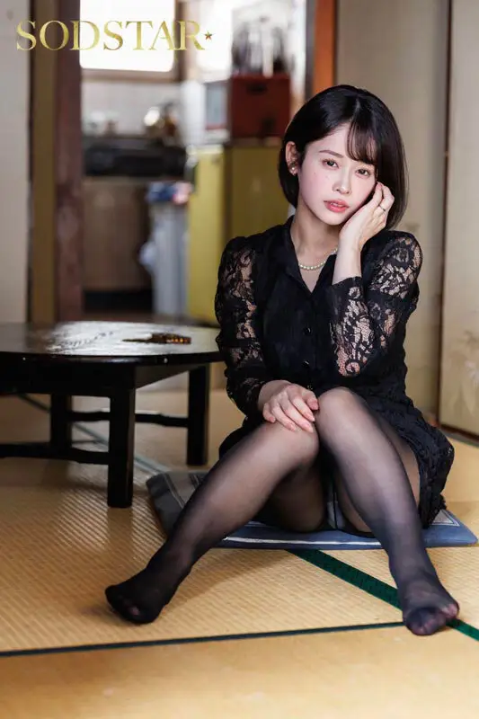 亡くなった旦那一筋で絶対に口説けないと噂の未亡人が配達員にオナニーを見られて、強迫SEX三昧 MINAMO No.3