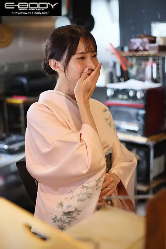 お客様には決して見せない、着物で隠れた純白Gカップと淫らな人妻セックス 料亭の美人女将 佐野秋帆（28）AVデビュー No.2