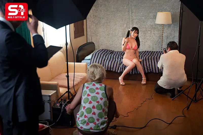 駆け出しグラドル、ロケ先の温泉旅館で大御所芸人に寝取られてしまう 紫堂るい No.1