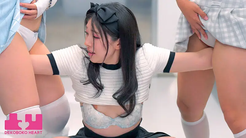 Wカニばさみおまんまんホールドレズ電車 図書館で働く黒髪美少女が同じ車両で偶然出会ったギャルカップルの太ももにはさまれ身動きがとれない状況で挟み撃ちレズ開発された 皆月ひかる 和久井美兎 江戸川もなか No.16