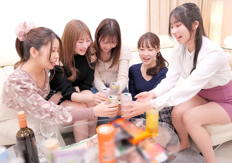 奥様たちが家でママ友会していたら女だけのレズ王様ゲーム→女王様ゲームに！ No.1