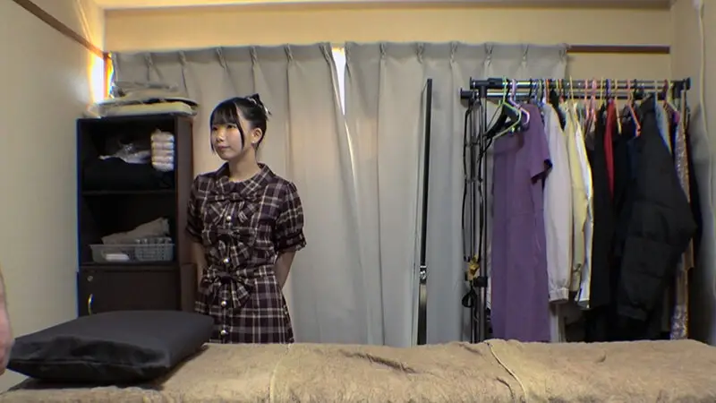 媚薬オイルマッサージ 痴●盗撮＆中出し素人娘VOL.65 超強力媚薬を配合したマッサージオイルを施術中に知らずに塗りこまれたオンナは、身体の火照りに驚き、チ〇ポを欲しがる自分に戸惑い、垂れ出したマン汁に恥ずかしがりながらも生ハメ中出しまで欲してしまう！ No.1