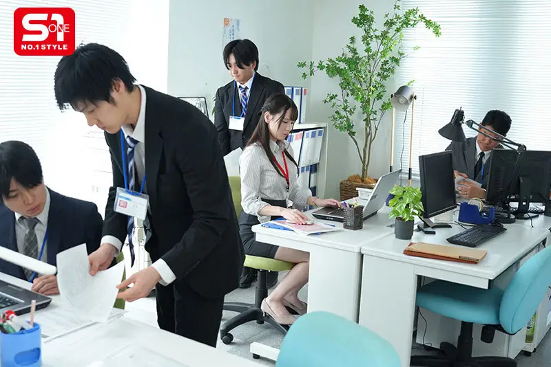 大好きな彼女は 僕の上司、同期、後輩… 誰にでも股開く 社内共有マ●コでした。 でも…悔し勃起しちゃう無様な僕。 村上悠華 No.2