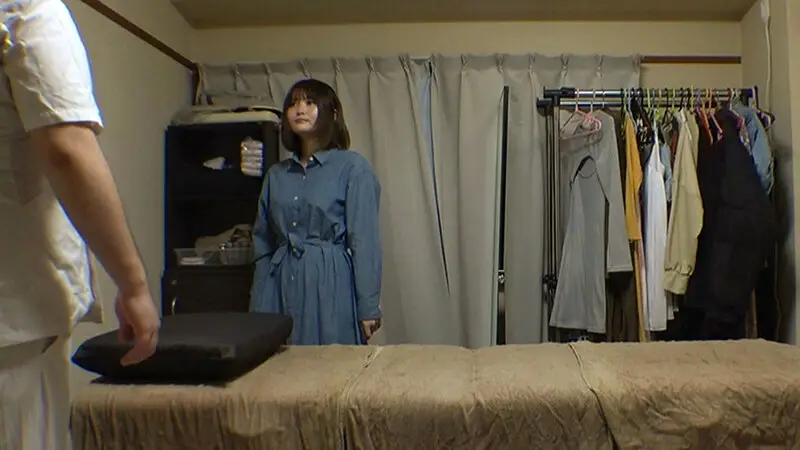 媚薬オイルマッサージ 痴●盗撮＆中出し素人娘VOL.73 超強力媚薬を配合したマッサージオイルを施術中に知らずに塗りこまれたオンナは、身体の火照りに驚き、チ〇ポを欲しがる自分に戸惑い、垂れ出したマン汁に恥ずかしがりながらも生ハメ中出しまで欲してしまう！ No.1