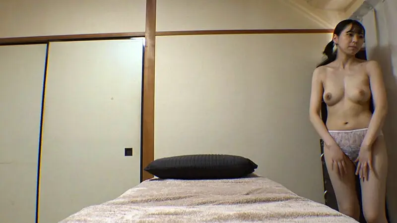 媚薬オイルマッサージ 痴●盗撮＆中出し素人娘VOL.73 超強力媚薬を配合したマッサージオイルを施術中に知らずに塗りこまれたオンナは、身体の火照りに驚き、チ〇ポを欲しがる自分に戸惑い、垂れ出したマン汁に恥ずかしがりながらも生ハメ中出しまで欲してしまう！ No.9