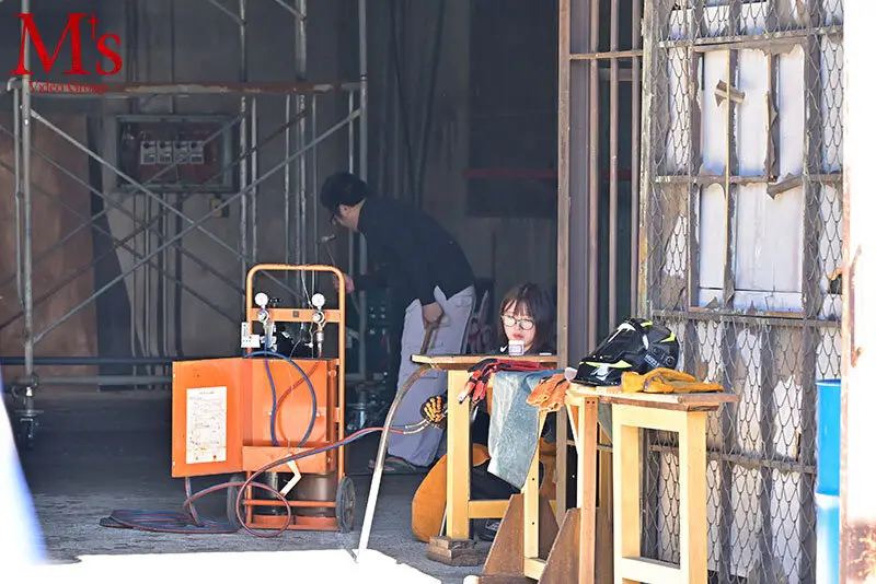作業着の下に隠されたメスの顔…男だらけの町工場で働く寡黙で孤独な溶接女子が歪んだ本性を曝け出すドM変態カミングアウトAVデビュー 桜庭かりな No.3