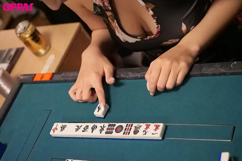 酔った勢いの悪ノリ脱衣麻雀が…罰ゲームのエロコス着て豹変した豪運痴女に僕ら全員ひんむかれ、精子払いを強要されたドスケベ徹マン役満追撃で濃厚パイズリ&強●中出し 役野満里奈 No.1