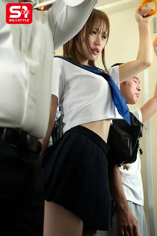 制服から覗く異様に長い手脚と規格外の170cm高身長は公衆の面前で痴●沼に晒される 渡部ほの No.1