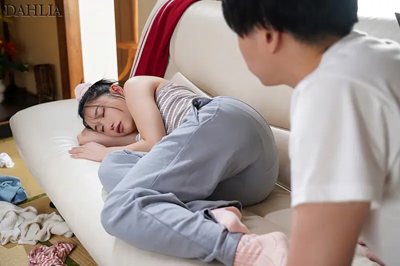 外ではシゴデキ家ではズボラなアラサー喪女姉のハミ尻我慢限界バック中出し!! 三葉ちはる No.3