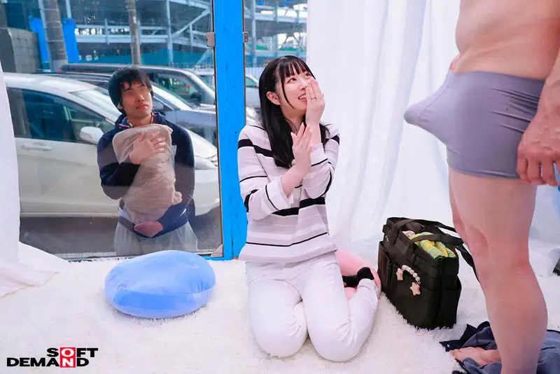 【たった1枚のミラーを挟んで味わう究極の背徳感】優しい子持ちのママにこっそりデカチンを見せつけて 素股で擦りつけて育児でレス気味の欲求不満オ○ンコに旦那の目の前でヌルっと生挿入 産後の柔らかい膣穴が気持ち良すぎて中出し不倫SEX No.17