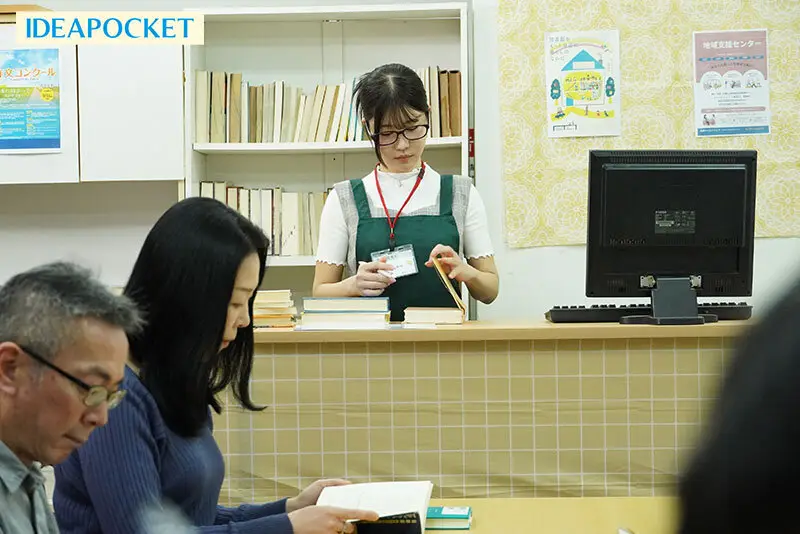 おっとり無口な地味司書さんの裏の顔は脱いだらスリム巨乳のむっつり淫乱痴女 坂井美桜 No.1