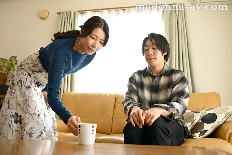 「…先っぽだけ舐めてあげてもいいから、元気出して?」 剥けてない童貞チ●ポを見かねた彼女の母が、亀頭だけ丹念にじゅっぷりとフェラしてくれてー。 加藤あやの No.1