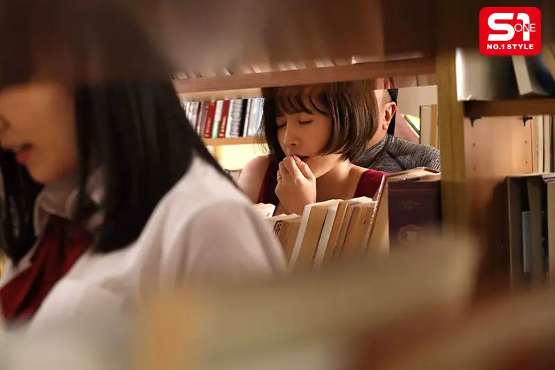 「私…おばさんなのに…」娘のすぐ傍で痴●され抵抗しても感じ始め、遂にはイカされちゃう！！欲求不満お母さん 奥田咲 No.9
