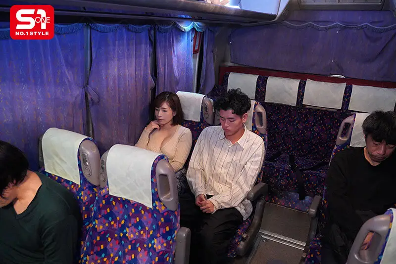 【本当に存在した夜行バス痴女】隣り合わせた謎の美女に消灯から目的地到着まで…一晩中ち●ぽ汁を絞り尽くされたんです。 奥田咲 No.1