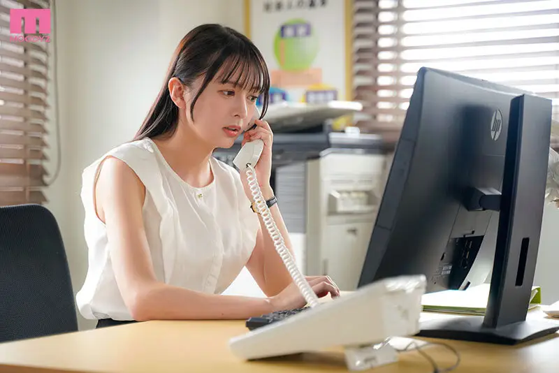 いつも強気な年下の女上司は激ピスされたがりのドMマ●コでした。 お酒に弱い女上司を介抱してベッドに寝かせたあと、無防備な腋チラとパンチラに欲情して襲ってしまうと、俺の絶倫チ○ポを「もっと…」と欲しがり、何度も何度もイキまくっていた― 幸村泉希 No.1