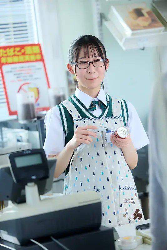 街で見かけるあの子にこっそり精子飲ませたかったんだ…クロワッサン、ケーキ、プリン、ドリンクに特製ホワイトシロップを添えて…そして最後は、たぎる精液を生飲みさせるのが私たちの使命。 No.2