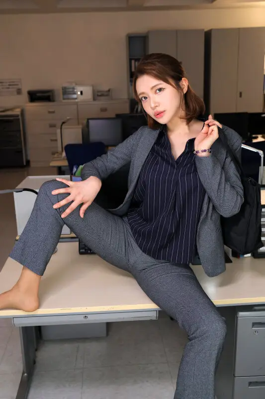 【VR】【8K】無尽蔵性欲のシゴデキ女上司しかいない会社で性処理肉ディルド課に配属されたボク 小野坂ゆいか・胡桃さくら・凰華りん No.7