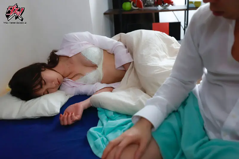 朝、起きたら隣に勃起美女。夢のような展開なのに全く思い出せない…どうやら僕らはセックスしたらしい。 愛沢さら No.1