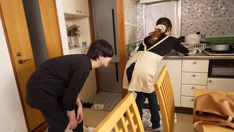 ‘ピタパン尻’で男を誘う家事代行オチ○ポ付きニューハーフ家政婦 No.9