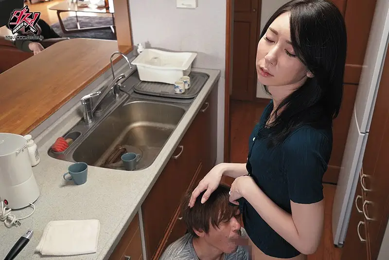 眠る夫のすぐ傍で不埒な男にとろける程しゃぶられて… 愛沢さら No.6