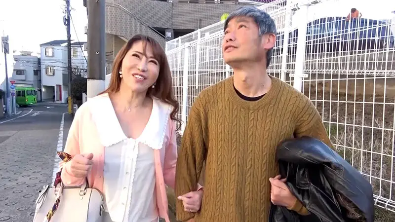 結婚したと言う倅の家に挨拶に行くと…出迎えてくれた奥さんが倅で…？？？卒倒する母と思わずムラムラする父、肉欲セックスに溺れる変態家族。 No.1