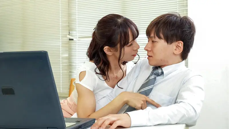 リモートワーク中誰もいないオフィスに部下と二人きり… 春風まゆみ No.1